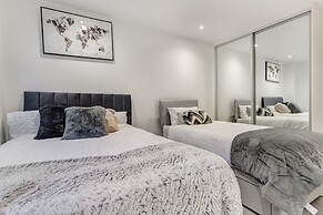 Central 1-bed Apartment in Slough Sleeps 3!