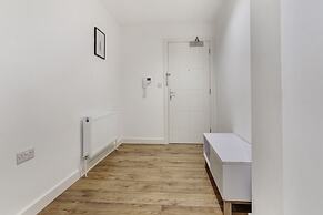 Central 1-bed Apartment in Slough Sleeps 3!