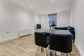 Central 1-bed Apartment in Slough Sleeps 3!