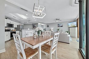 Charming 2bd/2ba w/ Bay View, Pool w/ Lazy River