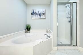 Charming 2bd/2ba w/ Bay View, Pool w/ Lazy River