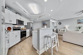 Charming 2bd/2ba w/ Bay View, Pool w/ Lazy River