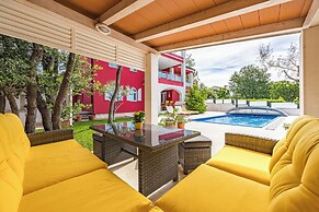 Apartment Ayni With Private Pool