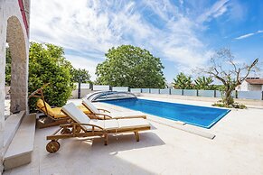 Apartment Ayni With Private Pool