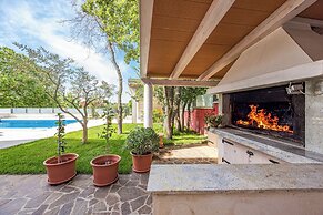 Apartment Ayni With Private Pool