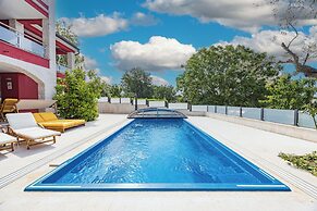 Apartment Ayni With Private Pool