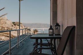 Old Fortress View Roof Top Apartment by Konnect