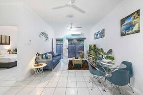 City Living Modern Outdoordining Private Yard