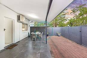 City Living Modern Outdoordining Private Yard