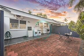 City Living Modern Outdoordining Private Yard