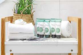 City Living Modern Outdoordining Private Yard