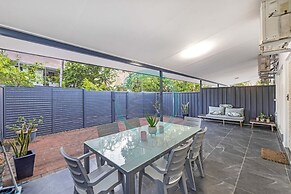 City Living Modern Outdoordining Private Yard