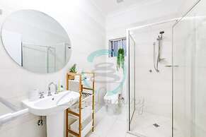 City Living Modern Outdoordining Private Yard