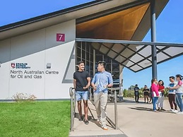 City Living Modern Outdoordining Private Yard