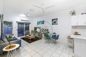 City Living Modern Outdoordining Private Yard