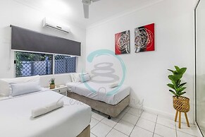 City Living Modern Outdoordining Private Yard