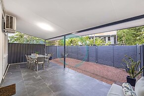 City Living Modern Outdoordining Private Yard