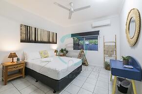 City Living Modern Outdoordining Private Yard