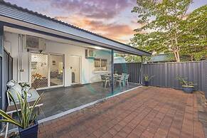 City Living Modern Outdoordining Private Yard