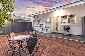 City Living Modern Outdoordining Private Yard