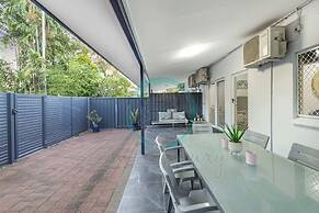 City Living Modern Outdoordining Private Yard