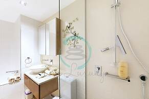 Penthouse Haven Lux Balcony Dining Sea View