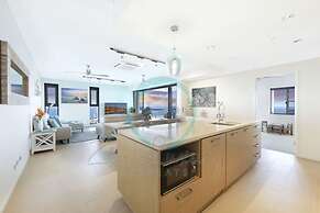 Penthouse Haven Lux Balcony Dining Sea View