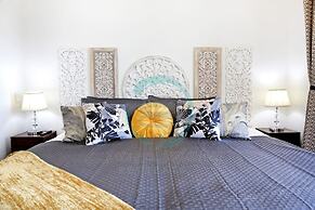 Reef-side Splendor City Vistas Pool Workspace