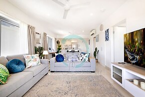 Reef-side Splendor City Vistas Pool Workspace