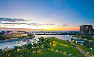 Reef-side Splendor City Vistas Pool Workspace