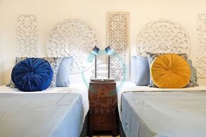 Reef-side Splendor City Vistas Pool Workspace