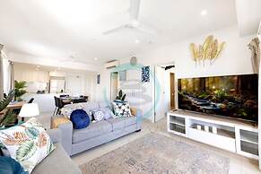 Reef-side Splendor City Vistas Pool Workspace