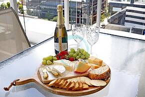 Reef-side Splendor City Vistas Pool Workspace