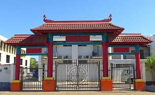Reef-side Splendor City Vistas Pool Workspace