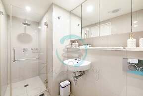 Reef-side Splendor City Vistas Pool Workspace