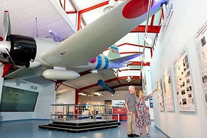 Zenlux Waterfront Mansion Infinity Pool Cinema