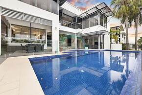 Zenlux Waterfront Mansion Infinity Pool Cinema