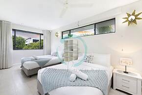 Zenlux Waterfront Mansion Infinity Pool Cinema