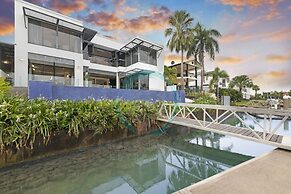 Zenlux Waterfront Mansion Infinity Pool Cinema