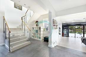 Zenlux Waterfront Mansion Infinity Pool Cinema