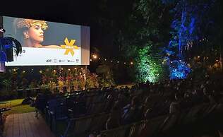 Zenlux Waterfront Mansion Infinity Pool Cinema