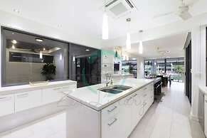 Zenlux Waterfront Mansion Infinity Pool Cinema