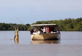 Lux Beachfront PH Office Pool Skyline Views