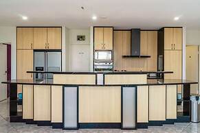 Zenhouse Retreat 5BR Homey Haven Pool Office