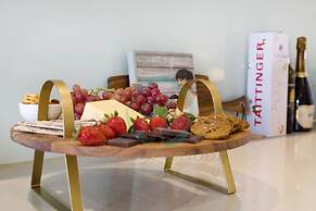 Peninsula Bliss Sea View Private Balcony Dining