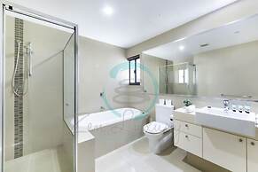 Zen Arkaba 3BR Luxury Waterfront Apt Pool BBQ