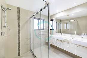 Zen Arkaba 3BR Luxury Waterfront Apt Pool BBQ