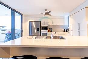 Zen Arkaba 3BR Luxury Waterfront Apt Pool BBQ