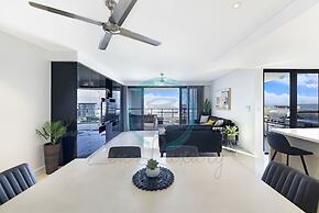 Zen Arkaba 3BR Luxury Waterfront Apt Pool BBQ