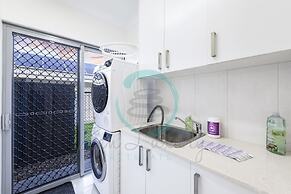 Zenhouse Bushland Fenced Backyard Near Hospital